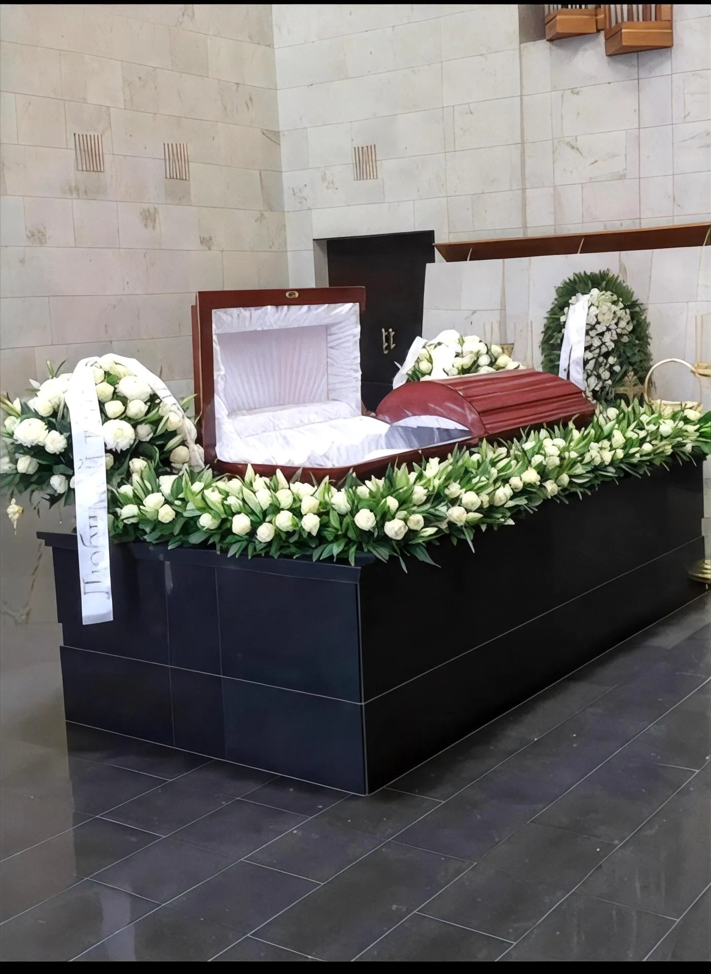 Оформление траурного зала из белоснежных роз и лилий