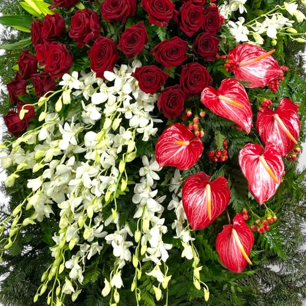 венок на похороны, венок из живых цветов, похоронный венок, лилии, антуриум, розы, орхидеи, гиперикум, цветы на похороны, траурный венок.