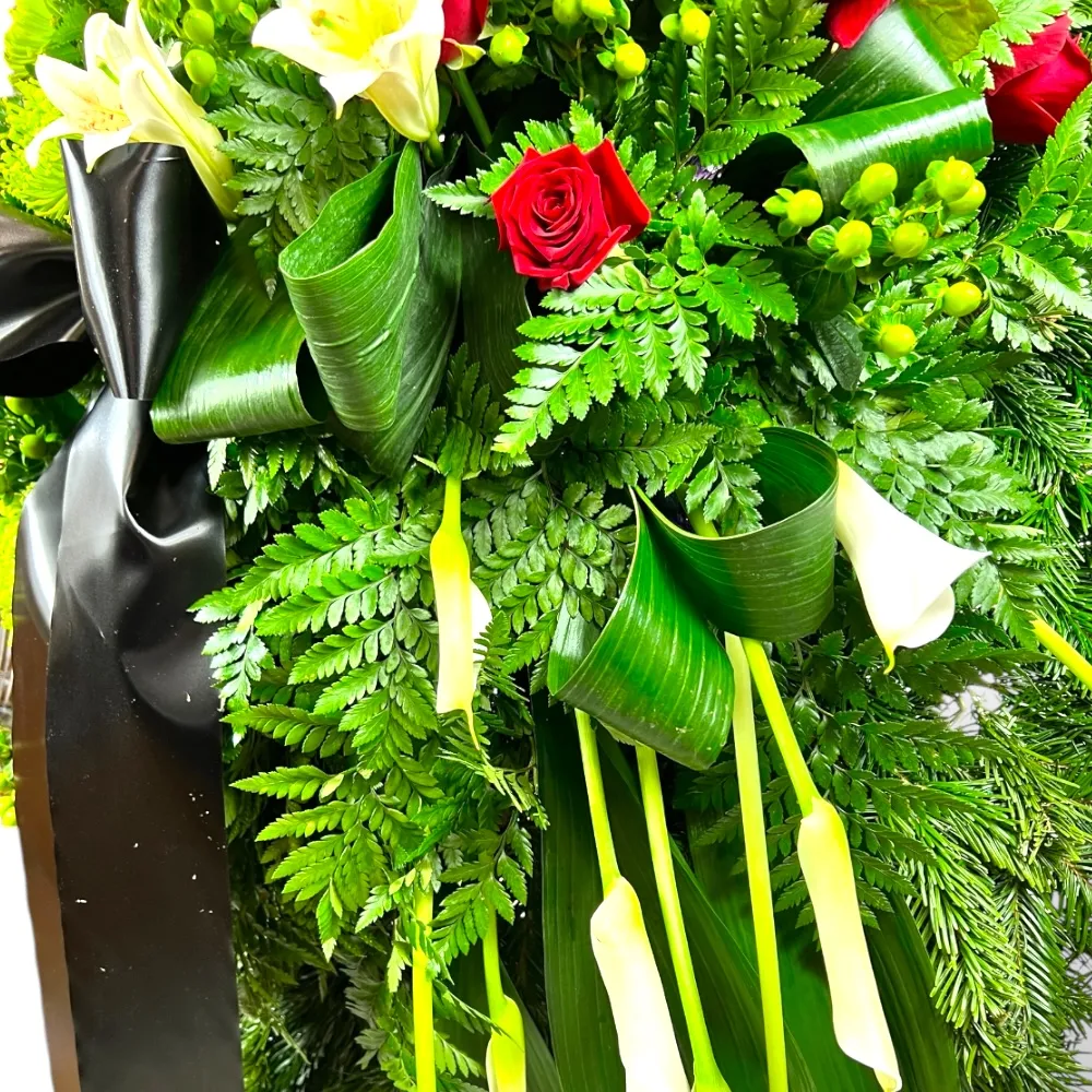 венок из живых цветов, каллы, красные розы, лилии, венок на похороны, ритуальные цветы, траурные цветы, похоронный букет.