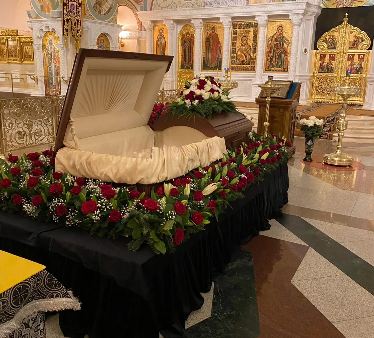 оформление в храме живыми цветами, постамент вокруг гроба цветами, венки из живых цветов для храма, бордюр из цветов вокруг гроба в храме, заказать оформление постамента в храме, цена оформления в храме венками, траурные венки для отпевания в храме, живые цветы для зала прощания в храме, примеры текста на ленту для венка в храме, купить венки из живых цветов для храма, доставка оформления храма живыми цветами 24/7, оформление постамента и венков в храме москва, лучшие венки из живых цветов для отпевания, заказать бордюр цветов вокруг гроба в храме, оформление в храме госритуал24 отзывы