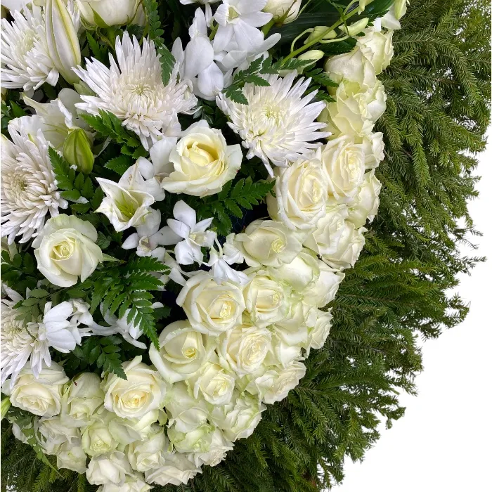 венок сердце, живые цветы, венок на похороны, белые розы, хризантемы, орхидеи, лилии, траурная флористика, ритуальные цветы.