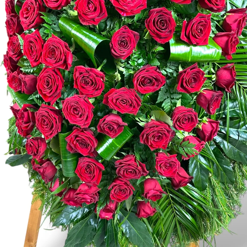 венок из живых цветов, венок на похороны, красные розы, RED NAOMI, траурный венок, цветы на похороны, ритуальные цветы, венок из роз.