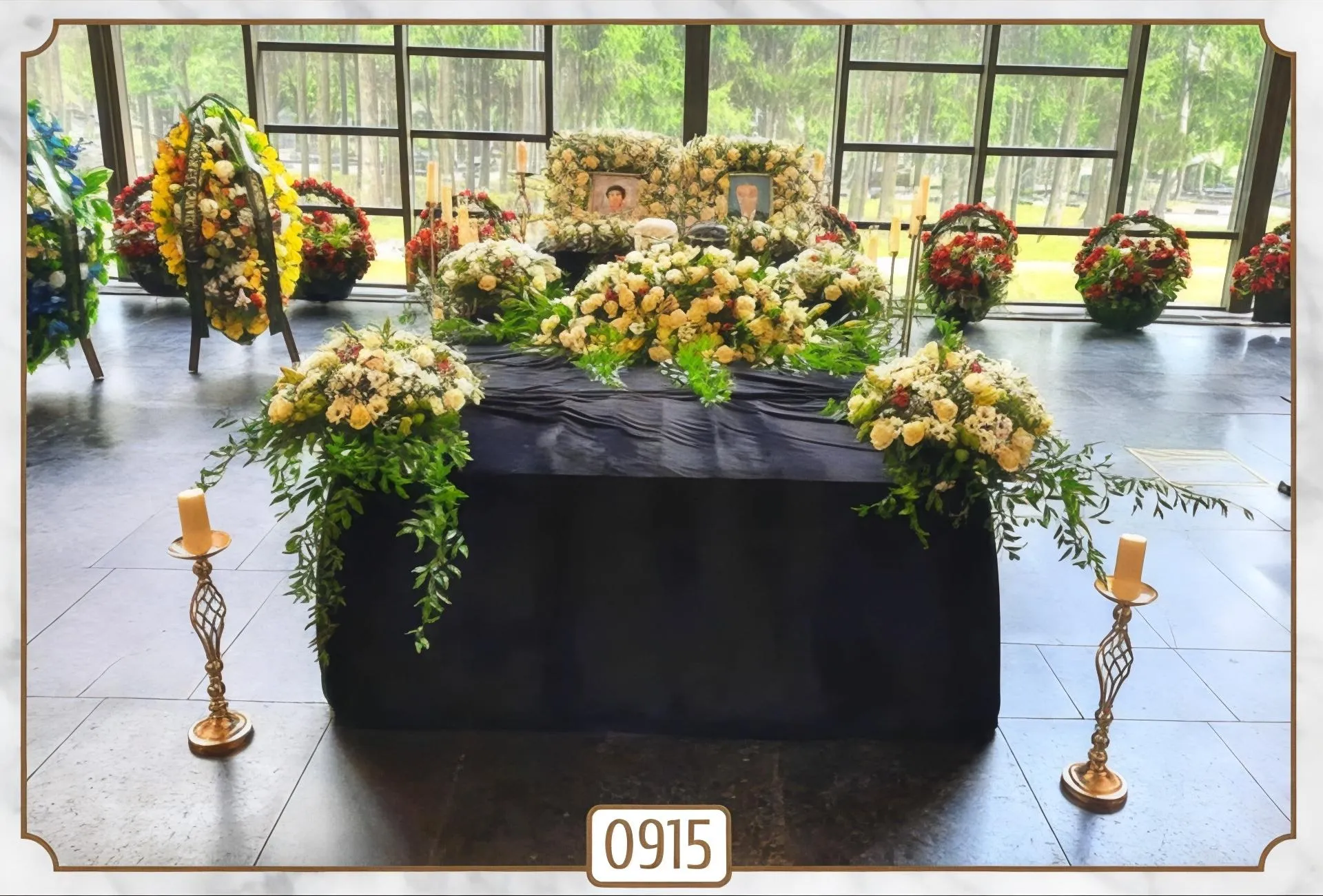 оформление постамента цветами, оформление постамента в крематории, цветы на постамент, ритуальные услуги, флористика для похорон, украшение могилы цветами, венки из живых цветов