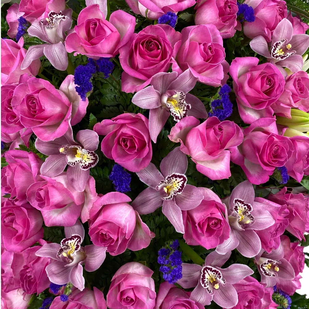 венок на похороны, венок из живых цветов, траурный венок, малиновые розы, орхидеи, лилии, цветы на похороны.