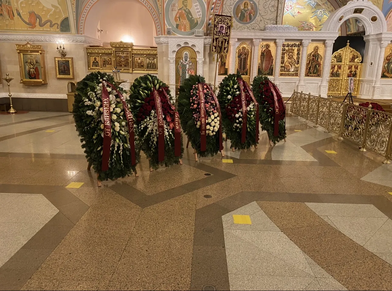 оформление в храме живыми цветами, постамент вокруг гроба цветами, венки из живых цветов для храма, бордюр из цветов вокруг гроба в храме, заказать оформление постамента в храме, цена оформления в храме венками, траурные венки для отпевания в храме, живые цветы для зала прощания в храме, примеры текста на ленту для венка в храме, купить венки из живых цветов для храма, доставка оформления храма живыми цветами 24/7, оформление постамента и венков в храме москва, лучшие венки из живых цветов для отпевания, заказать бордюр цветов вокруг гроба в храме, оформление в храме госритуал24 отзывы