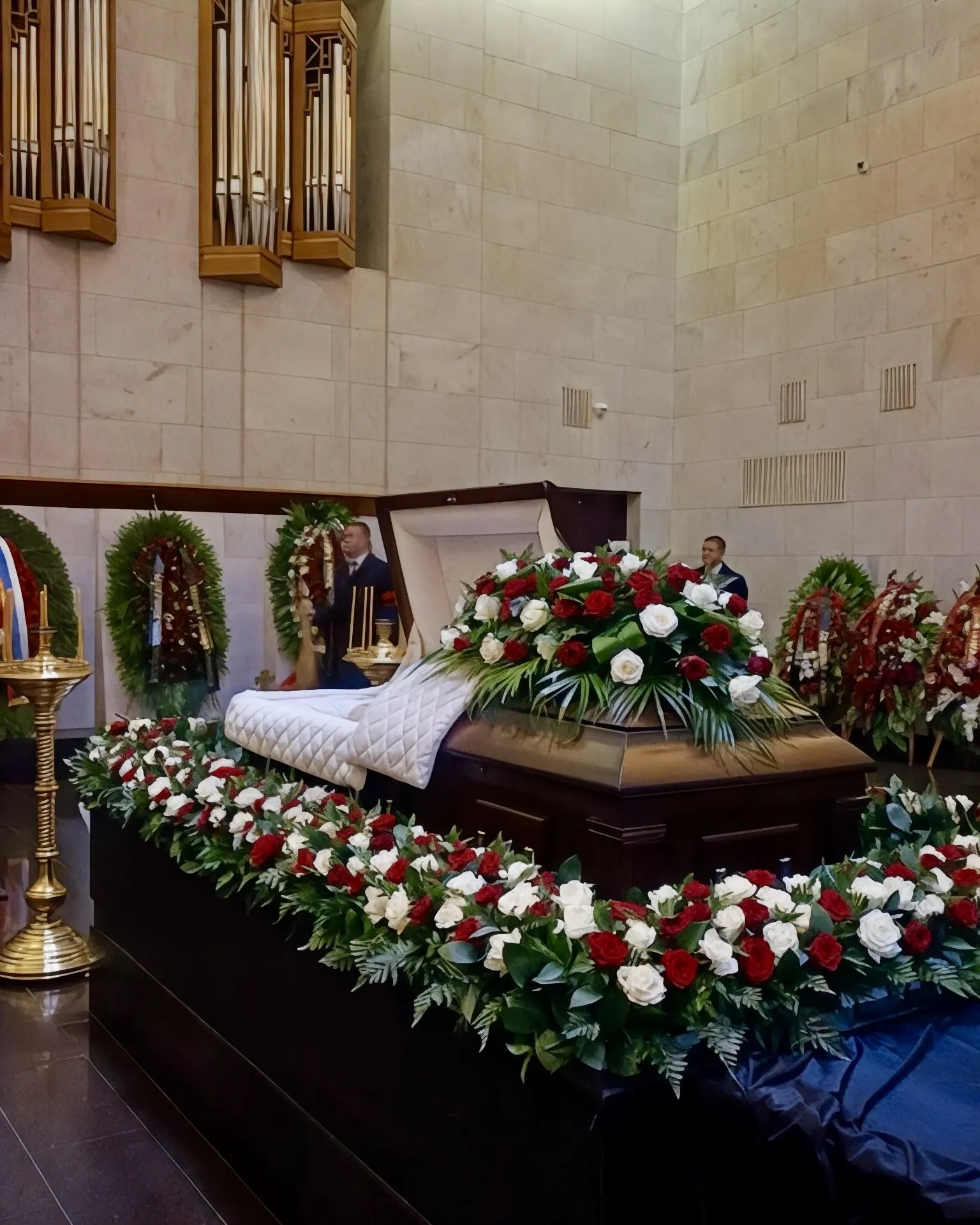 Оформление траурного зала, оформление постамента цветами, траурная флористика, ритуальные цветы, живые цветы для похорон, украшение места прощания, цветочное оформление церемонии