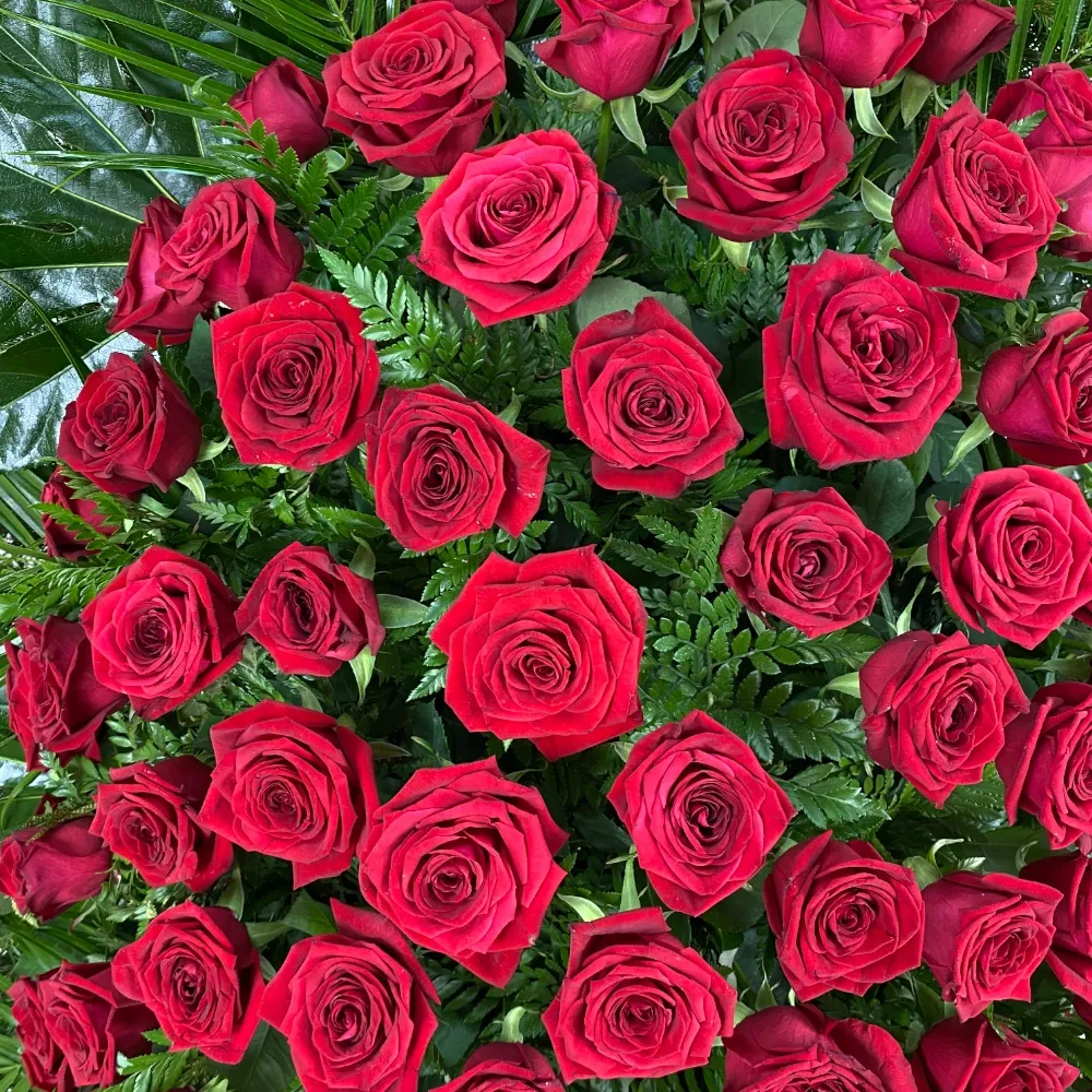 траурный венок, живые цветы, красные розы, венок на похороны, возложение, VIP-венок, артикул ВЖ-005, RED NAOMI.