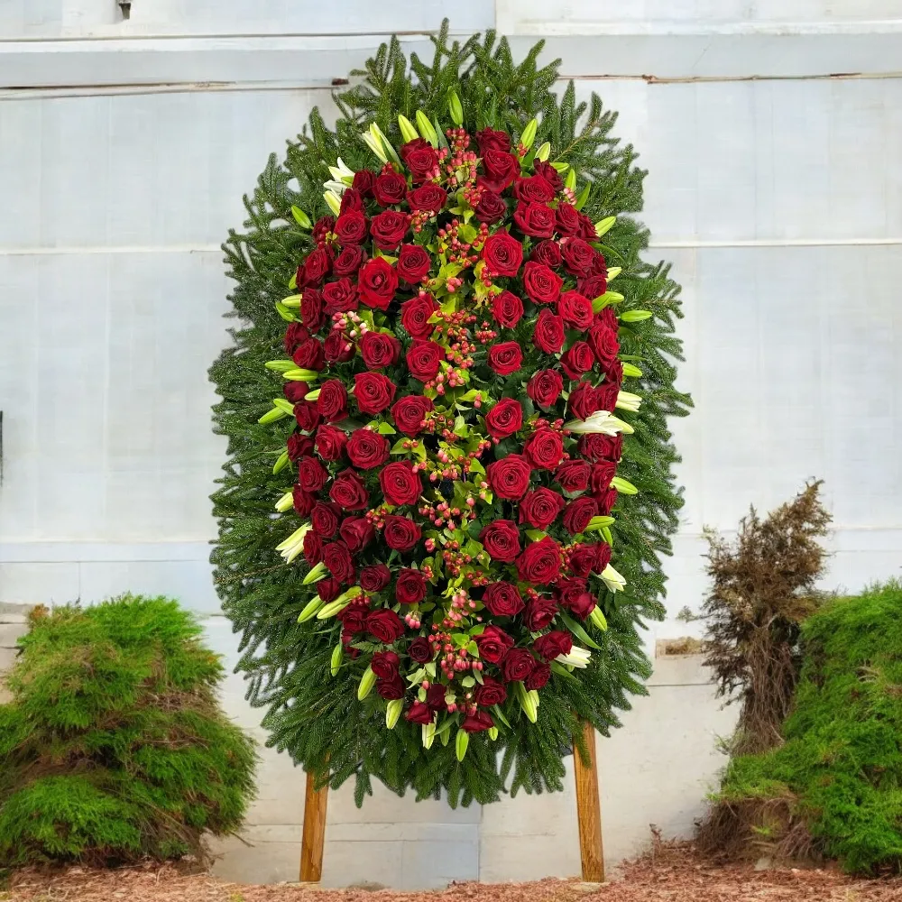 венок из живых цветов, венок на похороны, лилии, розы RED NAOMI, ягоды, траурный венок, цветы на похороны