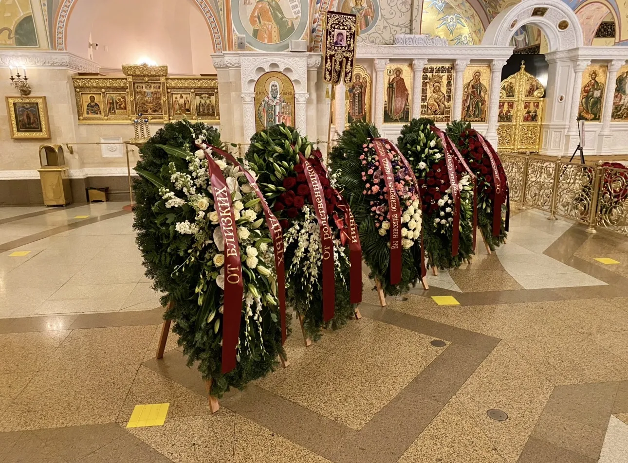 оформление в храме живыми цветами, постамент вокруг гроба цветами, венки из живых цветов для храма, бордюр из цветов вокруг гроба в храме, заказать оформление постамента в храме, цена оформления в храме венками, траурные венки для отпевания в храме, живые цветы для зала прощания в храме, примеры текста на ленту для венка в храме, купить венки из живых цветов для храма, доставка оформления храма живыми цветами 24/7, оформление постамента и венков в храме москва, лучшие венки из живых цветов для отпевания, заказать бордюр цветов вокруг гроба в храме, оформление в храме госритуал24 отзывы