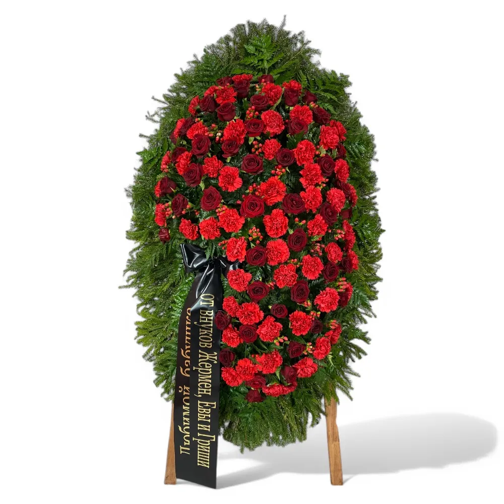 венок на похороны, венок из живых цветов, гвоздики, розы, гиперикум, траурный венок, ритуальный венок, цветы на похороны, венок с зеленью.