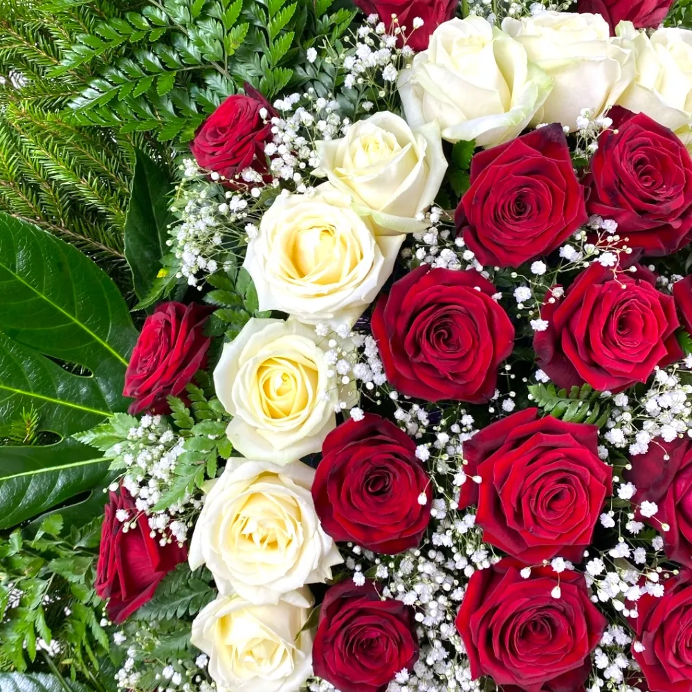 венок на похороны, венок из живых цветов, розы ред наоми, лилии, гипсофила, траурный венок, цветы на похороны.