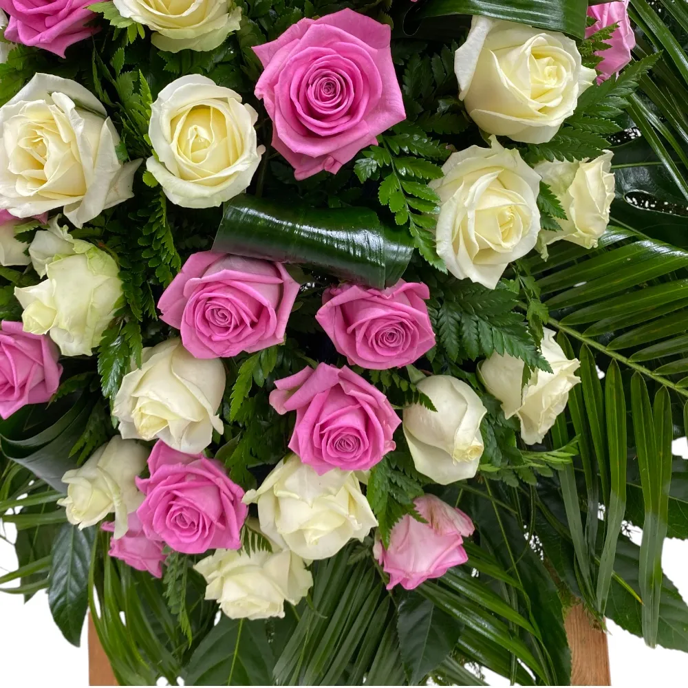 венок из живых цветов, венок на похороны, белые розы, розовые розы, ритуальные цветы, траурные цветы, артикул ВЖ-018.