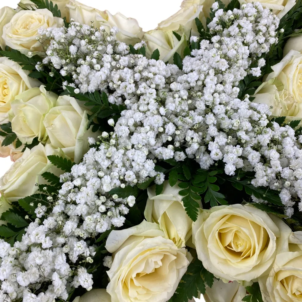 Крест из живых цветов, похороны, венок на похороны, белые розы, гипсофила, ритуальные цветы, траурные цветы, артикул Вж-033.