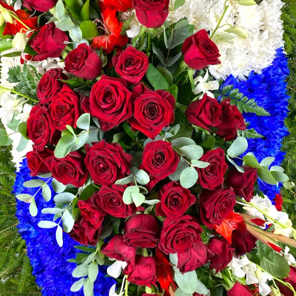 венок из живых цветов, венок триколор, похоронный венок, гвоздики, розы, орхидеи, гладиолусы, возложение, траурный венок, цветы на похороны, патриотический венок