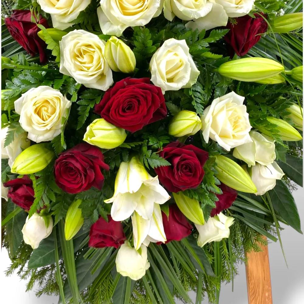 венок на похороны, венок из живых цветов, розы ред наоми, лилии, гипсофила, траурный венок, цветы на похороны.