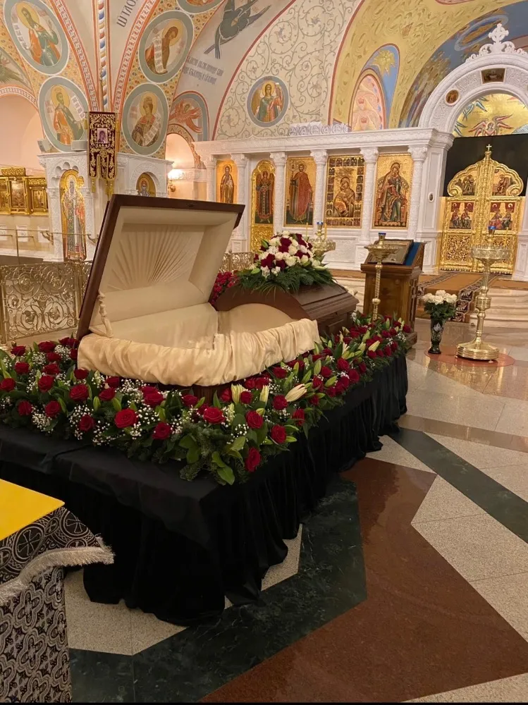 оформление в храме живыми цветами, постамент вокруг гроба цветами, венки из живых цветов для храма, бордюр из цветов вокруг гроба в храме, заказать оформление постамента в храме, цена оформления в храме венками, траурные венки для отпевания в храме, живые цветы для зала прощания в храме, примеры текста на ленту для венка в храме, купить венки из живых цветов для храма, доставка оформления храма живыми цветами 24/7, оформление постамента и венков в храме москва, лучшие венки из живых цветов для отпевания, заказать бордюр цветов вокруг гроба в храме, оформление в храме госритуал24 отзывы