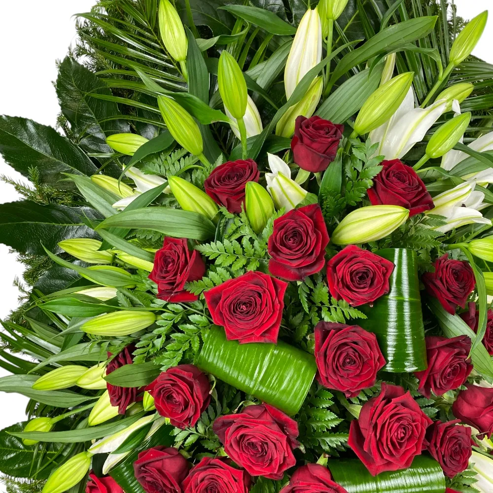 венок из живых цветов, венок на похороны, лилии и розы, траурный венок, цветы на похороны, ритуальные цветы, венок артикул ВЖ-011