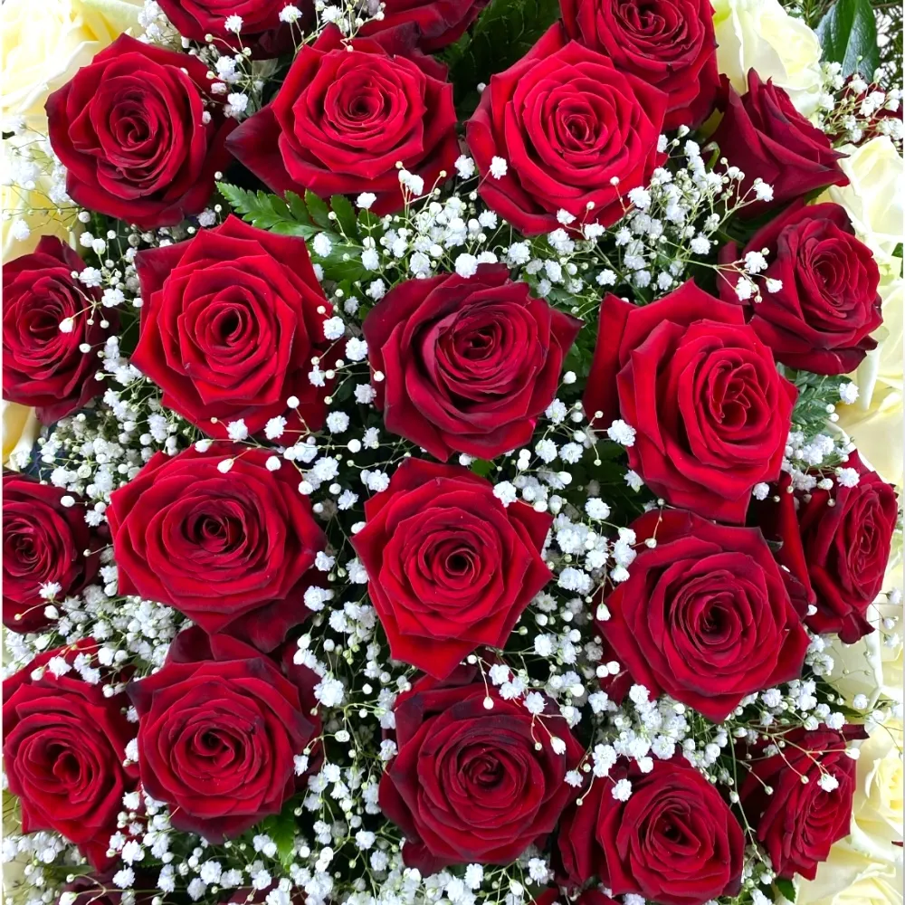 венок на похороны, венок из живых цветов, розы ред наоми, лилии, гипсофила, траурный венок, цветы на похороны.