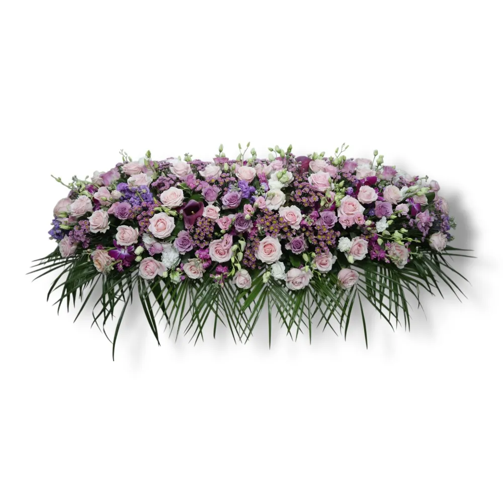 Арт. ТК-026 Траурная композиция из живых цветов на гроб: Розы, орхидеи, лищиантус, каллы, ромашки 100 см.