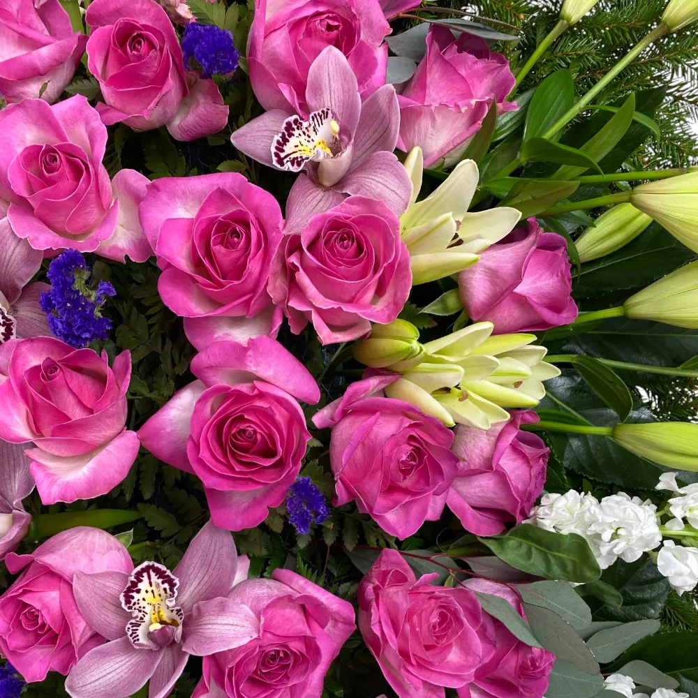 венок на похороны, венок из живых цветов, траурный венок, малиновые розы, орхидеи, лилии, цветы на похороны.