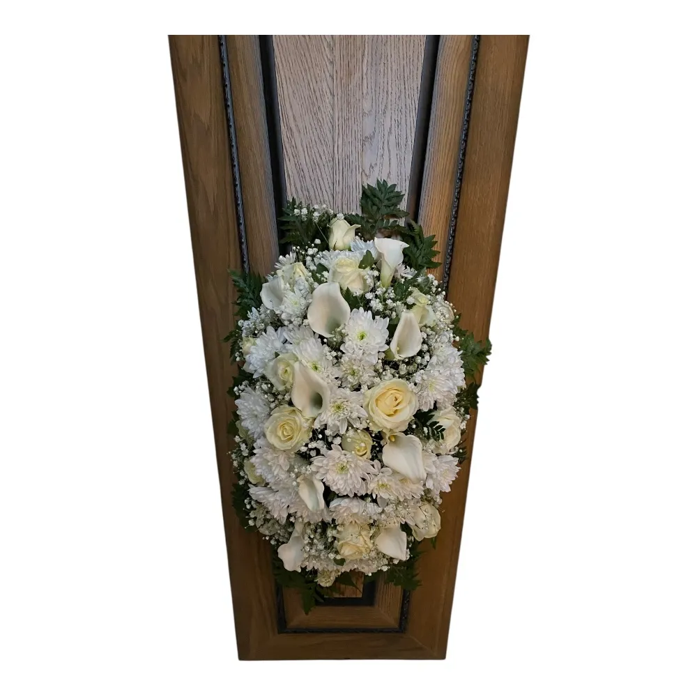 Траурная композиция, живые цветы на гроб, розы, хризантемы, калы, гипсофила, ритуальные цветы, траурные букеты, цветы для прощания.