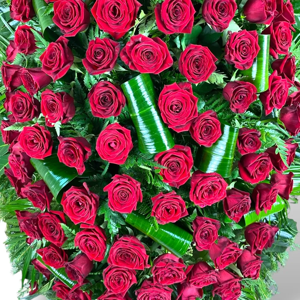 венок из живых цветов, венок на похороны, красные розы, RED NAOMI, траурный венок, цветы на похороны, ритуальные цветы, венок из роз.