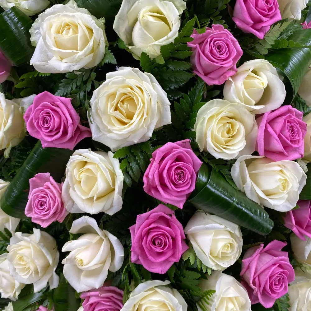 венок из живых цветов, венок на похороны, белые розы, розовые розы, ритуальные цветы, траурные цветы, артикул ВЖ-018.