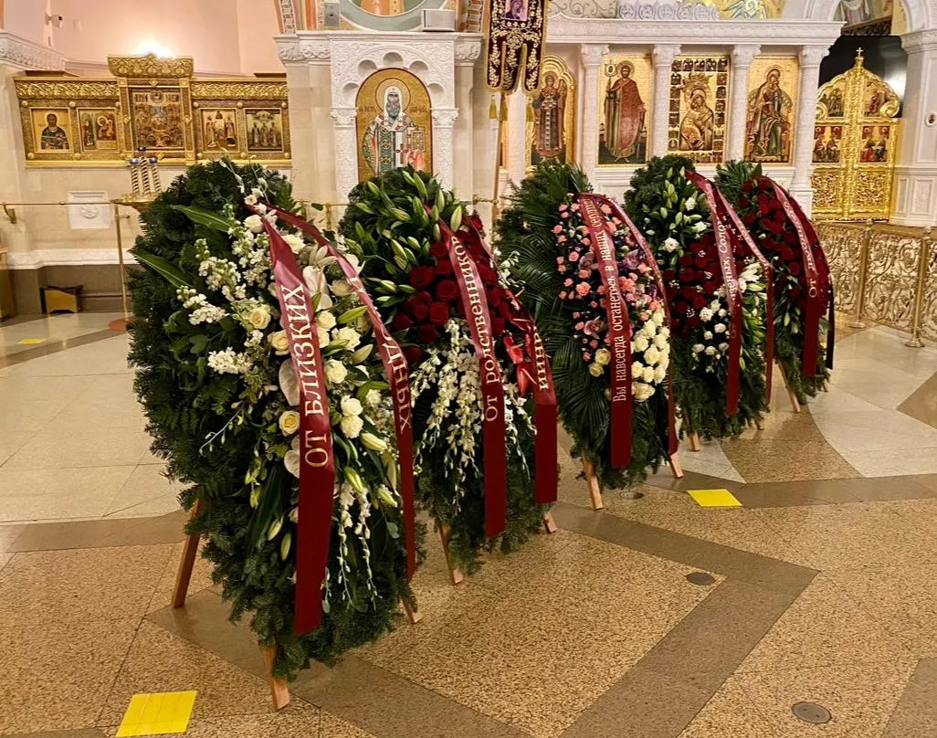 Оформление цветами  в храме постамента и венками