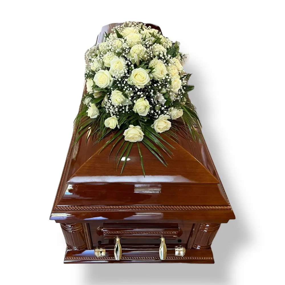 траурная композиция, траурный букет, цветы на похороны, белые розы, гипсофила, живая флористика, ритуальные цветы