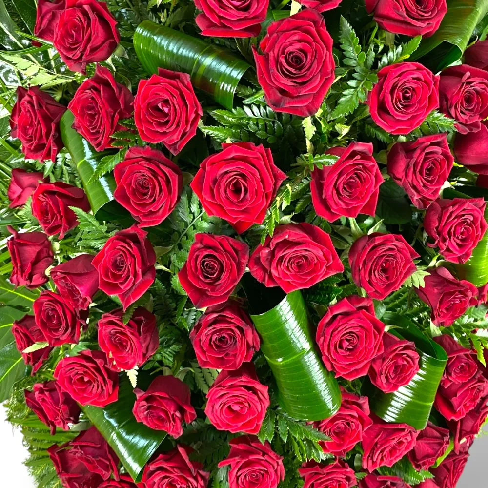 венок из живых цветов, венок на похороны, красные розы, RED NAOMI, траурный венок, цветы на похороны, ритуальные цветы, венок из роз.