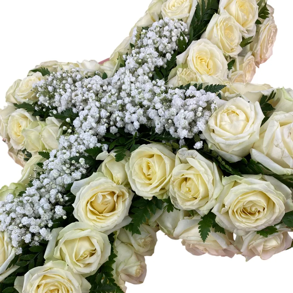 Крест из живых цветов, похороны, венок на похороны, белые розы, гипсофила, ритуальные цветы, траурные цветы, артикул Вж-033.