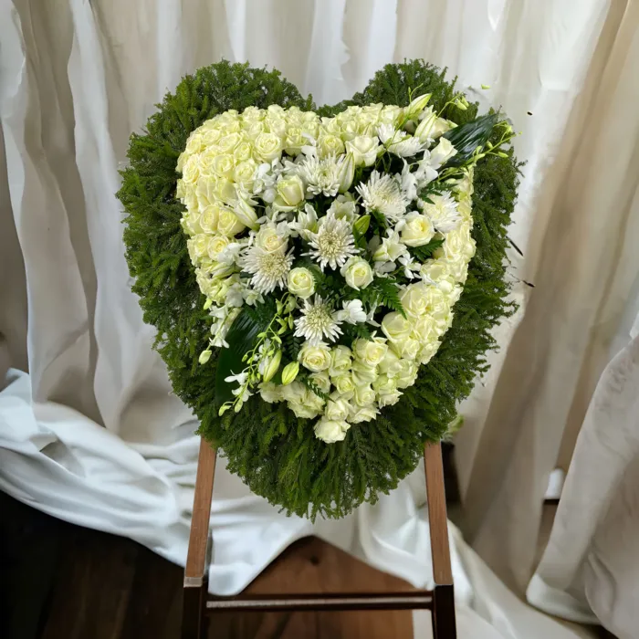 венок сердце, живые цветы, венок на похороны, белые розы, хризантемы, орхидеи, лилии, траурная флористика, ритуальные цветы.