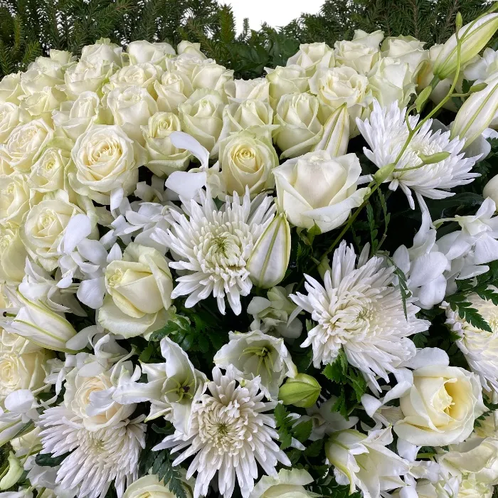 венок сердце, живые цветы, венок на похороны, белые розы, хризантемы, орхидеи, лилии, траурная флористика, ритуальные цветы.