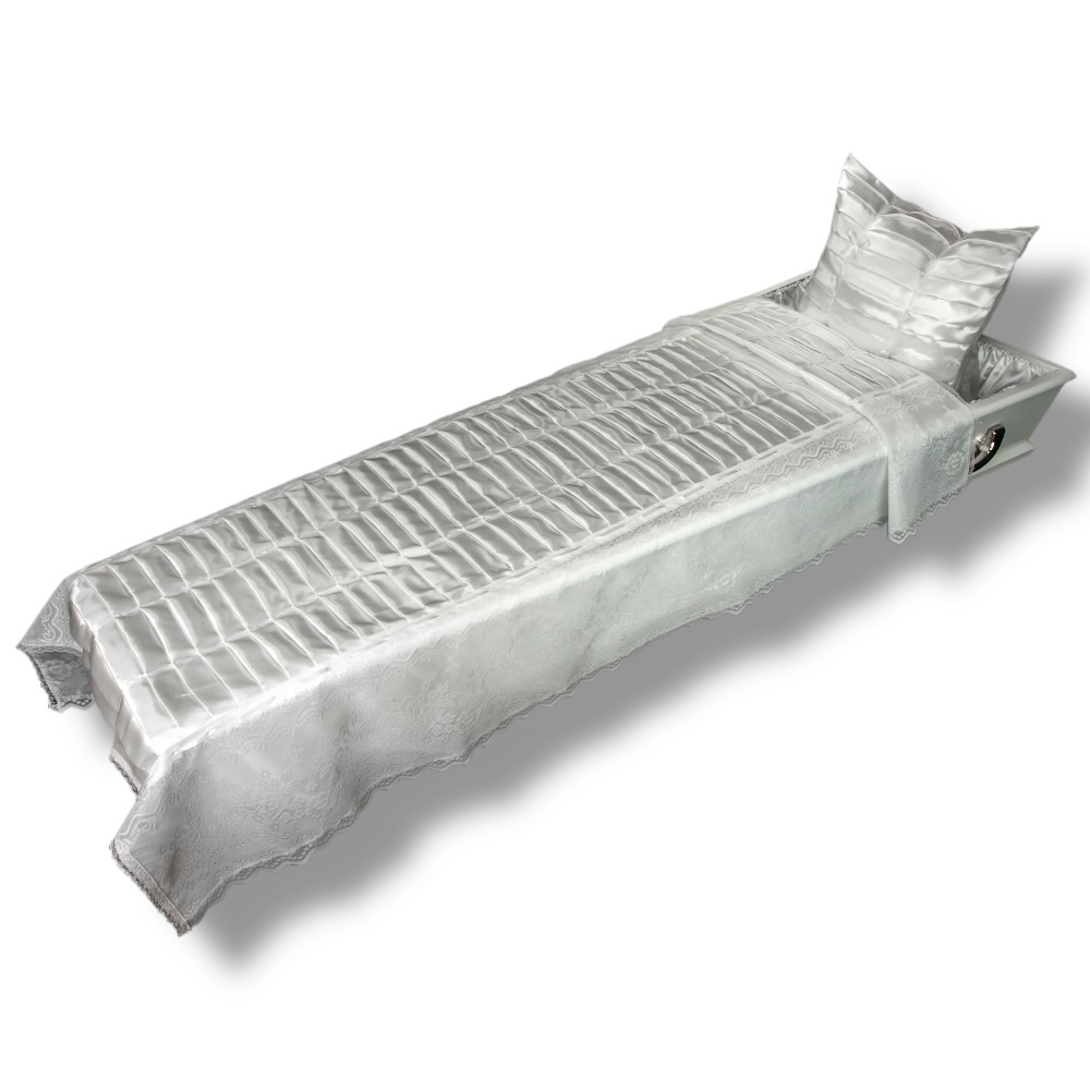 АРТ КР-035 Каприз. Ритуальный комплект в гроб. Покрывало+наволочка. Атлас,кружево. Белый