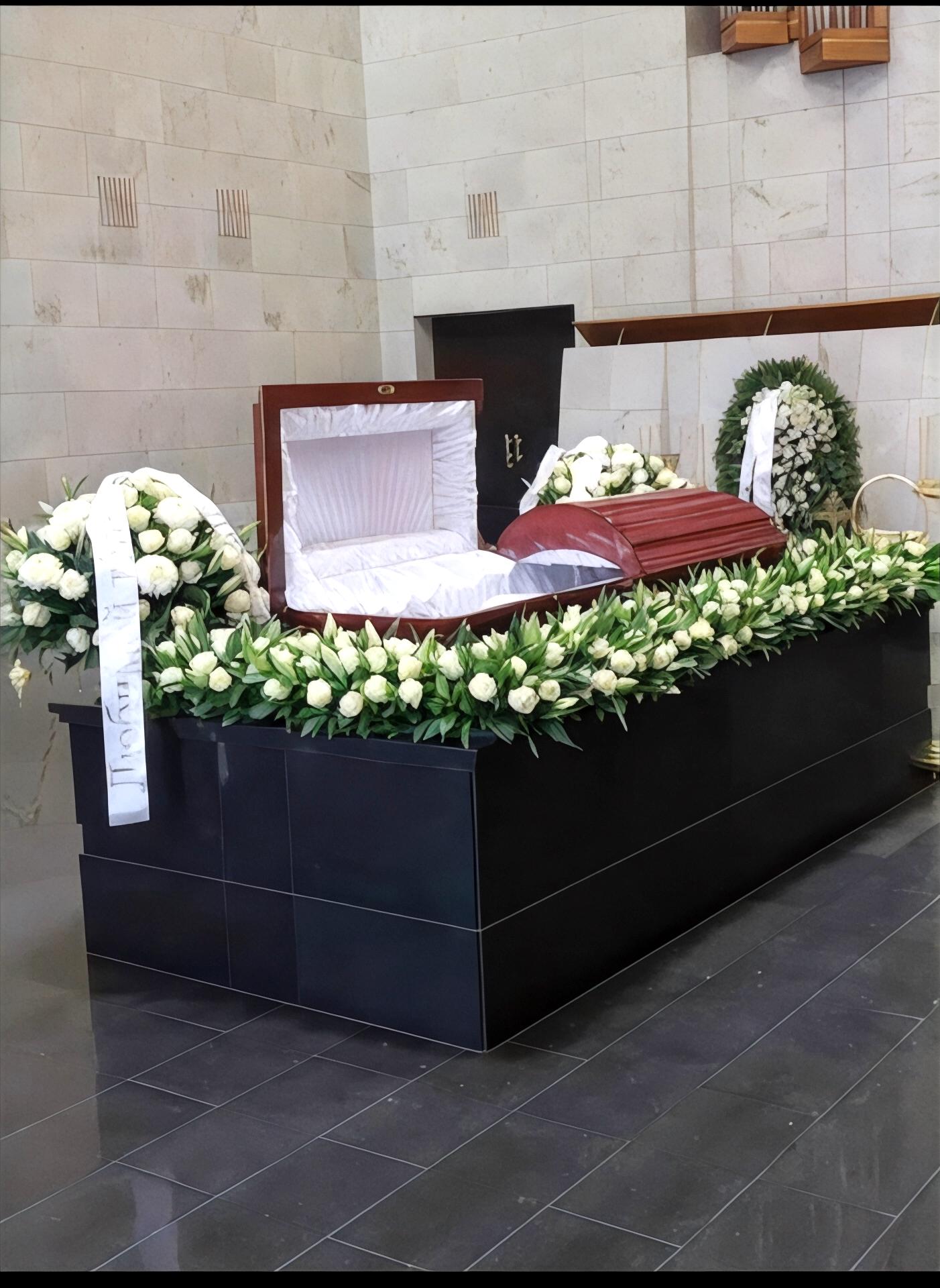 Оформление траурного зала из белоснежных роз и лилий