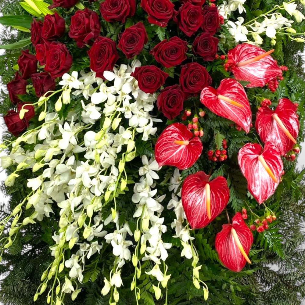 венок на похороны, венок из живых цветов, похоронный венок, лилии, антуриум, розы, орхидеи, гиперикум, цветы на похороны, траурный венок.