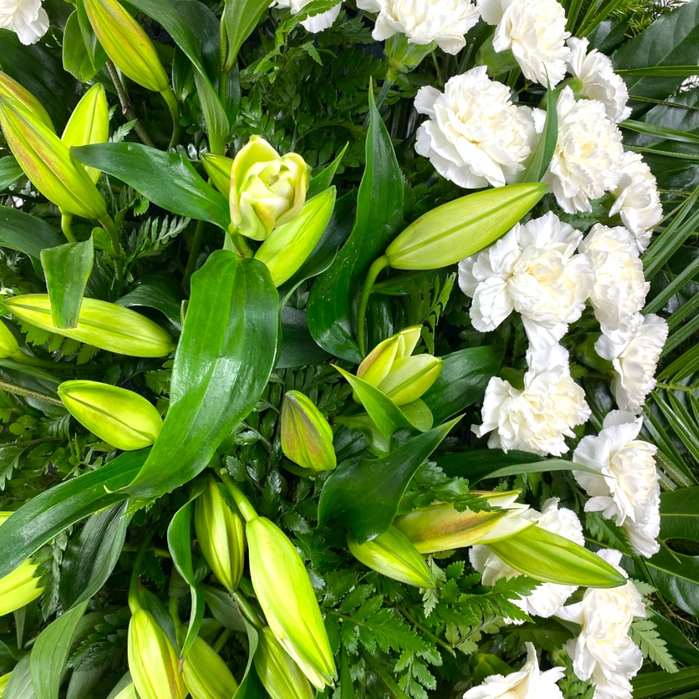 венок из живых цветов, венок на похороны, лилии, гвоздики, ритуальные цветы, траурные цветы, похоронные атрибуты, флористика для прощания.