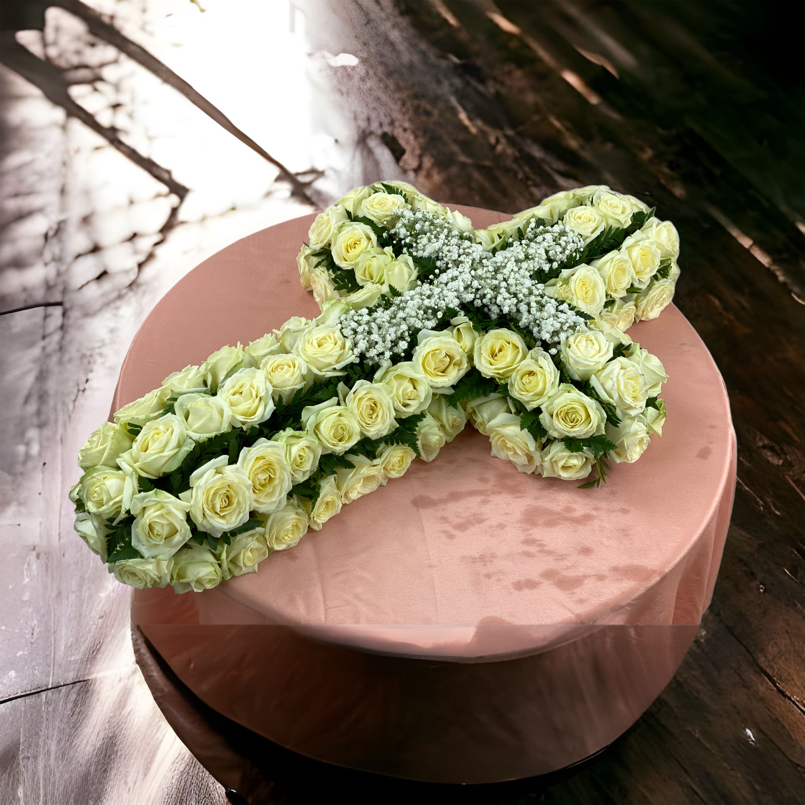 Крест из живых цветов, похороны, венок на похороны, белые розы, гипсофила, ритуальные цветы, траурные цветы, артикул Вж-033.