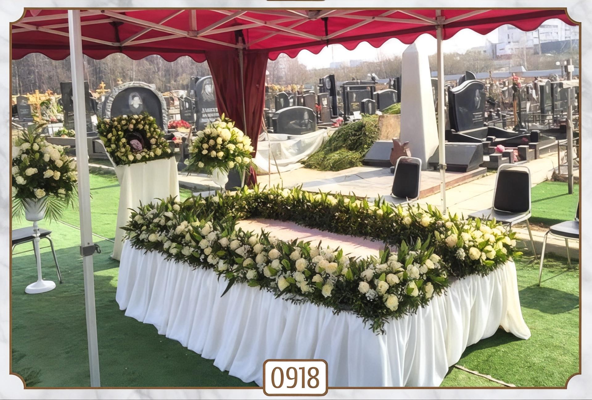 Оформление живыми цветами на кладбище