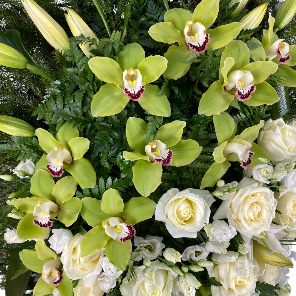 венок на похороны, венок из живых цветов, розы, лизиантус, лилии, орхидеи, траурный венок, цветы на похороны, ритуальные цветы, венок артикул ВЖ-025.