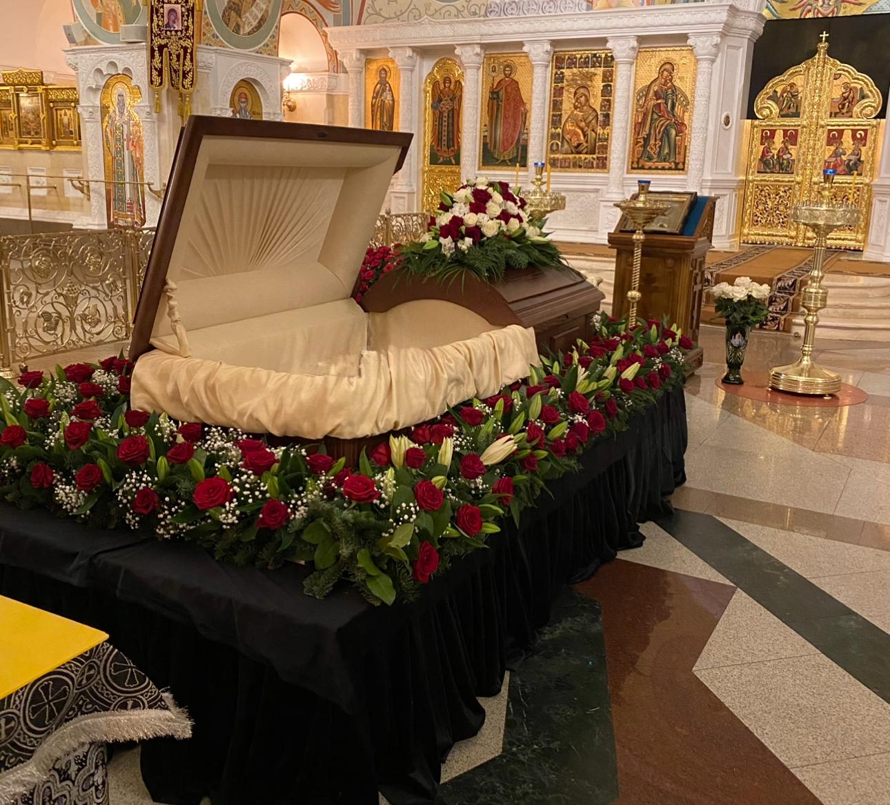 Оформление цветами  в храме постамента и венками