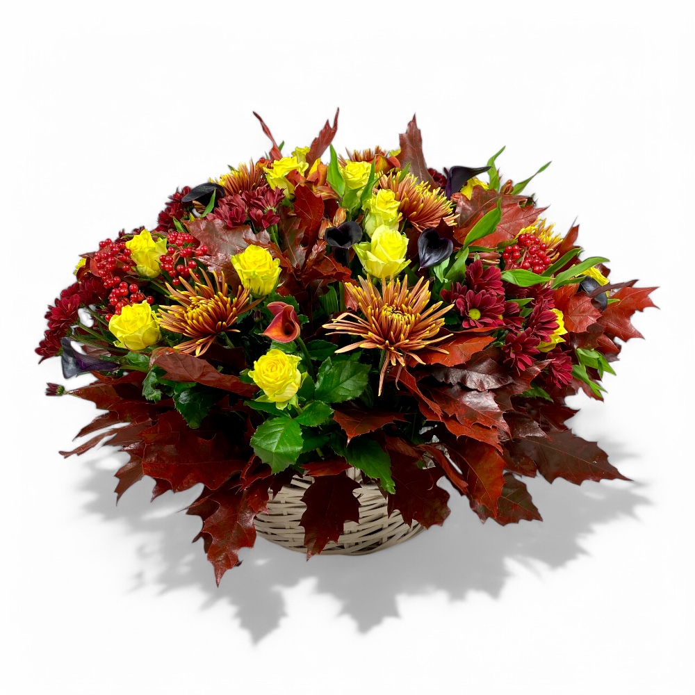 траурная корзина, осенняя траурная композиция, эксклюзивные цветы на похороны, живые цветы на могилу, похоронный букет осень