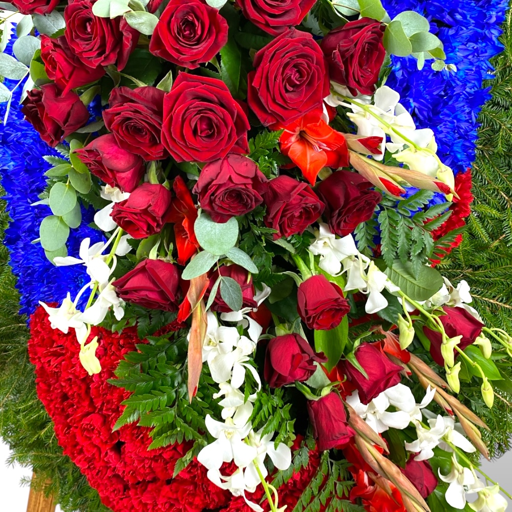 венок из живых цветов, венок триколор, похоронный венок, гвоздики, розы, орхидеи, гладиолусы, возложение, траурный венок, цветы на похороны, патриотический венок