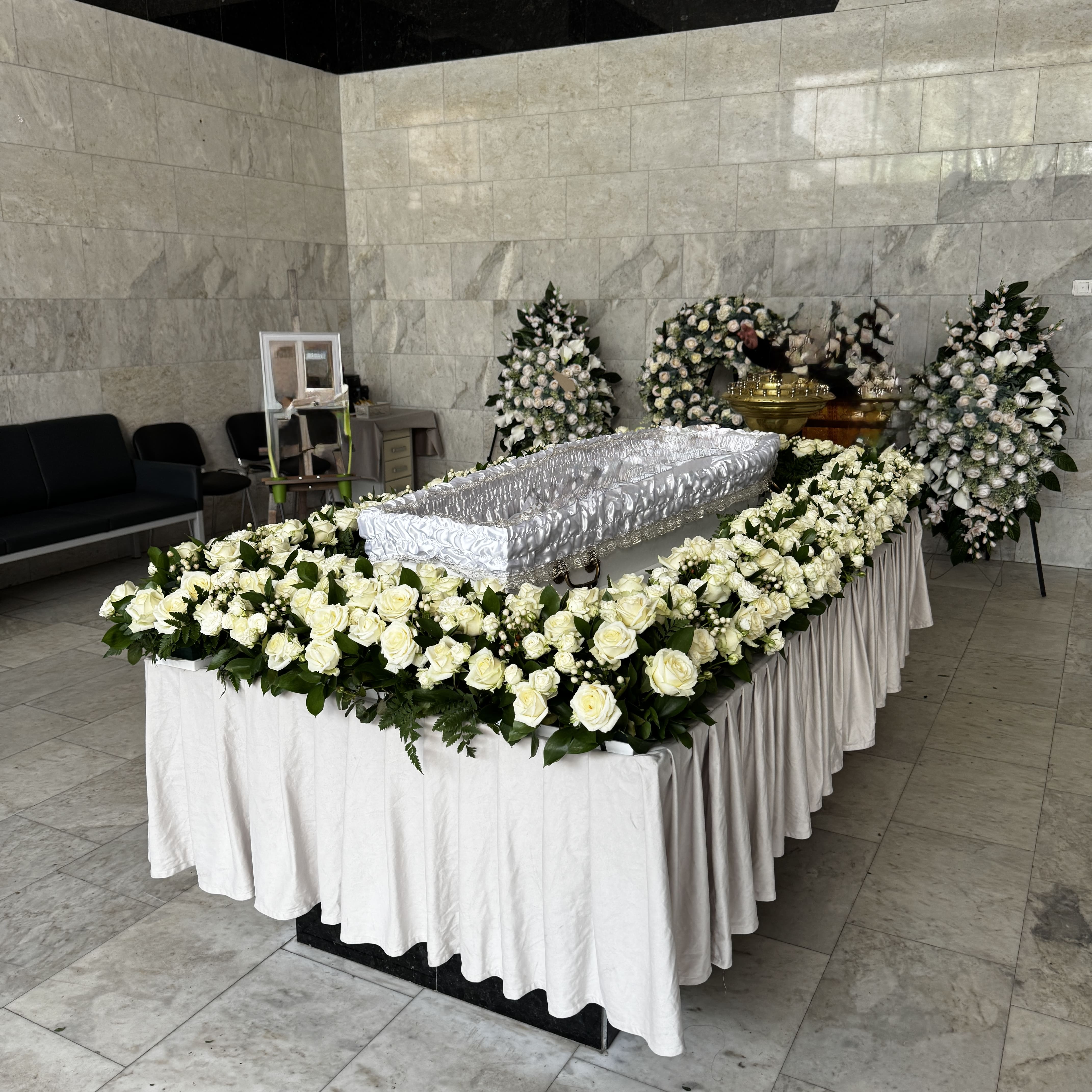 Оформление траурного зала в светлых тонах живыми цветами