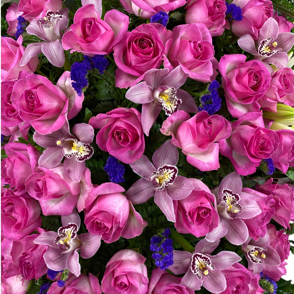 венок на похороны, венок из живых цветов, траурный венок, малиновые розы, орхидеи, лилии, цветы на похороны.