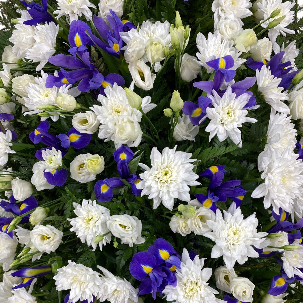 венок на похороны, венок из живых цветов, хризантемы, ирисы, лизиантус, траурный венок, ритуальные цветы, венок артикул ВЖ-026