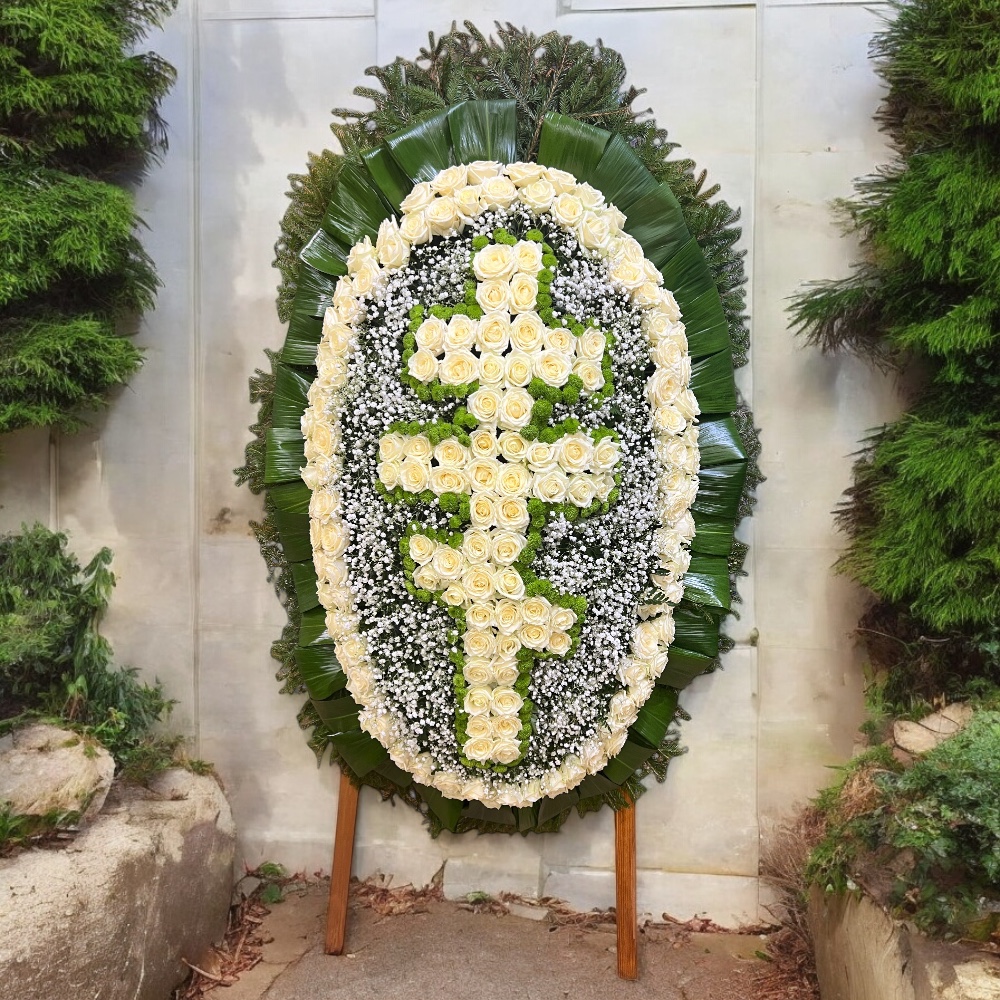 траурный венок, венок из живых цветов, крест из белых роз, похоронный венок, ритуальные цветы, венки на похороны, белые розы, ритуальная атрибутика.