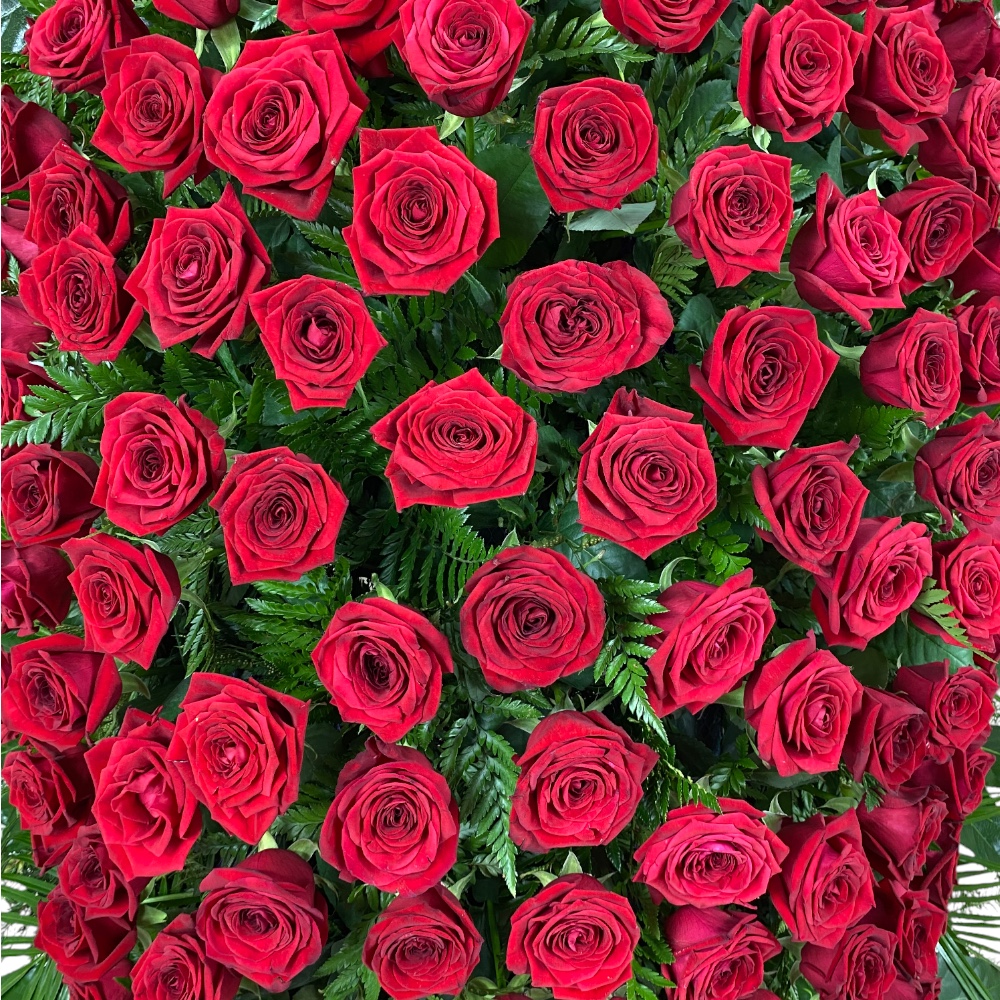 траурный венок, живые цветы, красные розы, венок на похороны, возложение, VIP-венок, артикул ВЖ-005, RED NAOMI.