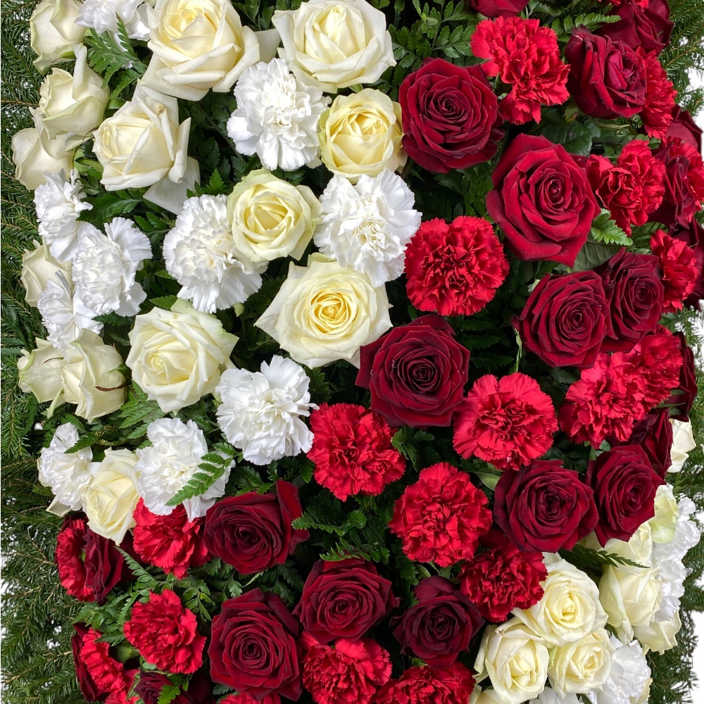 венок из живых цветов, венок на похороны, белые и красные цветы, гвоздики и розы, траурный венок, ритуальные цветы, артикул ВЖ-007