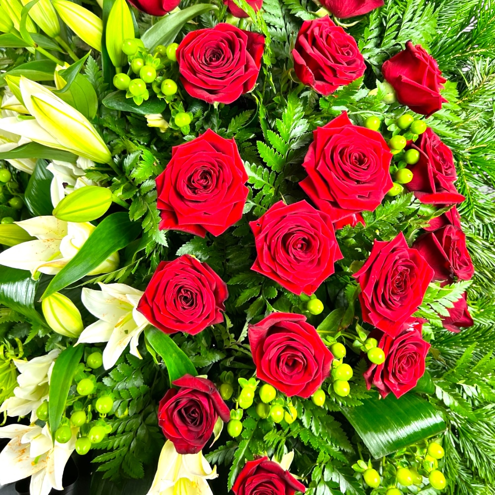 венок из живых цветов, каллы, красные розы, лилии, венок на похороны, ритуальные цветы, траурные цветы, похоронный букет.